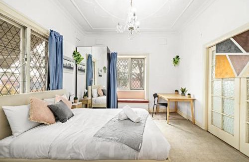 Maroubra South House | Rustic Queen Room - Seconds to Stores & Eateries - Shared Bathroom