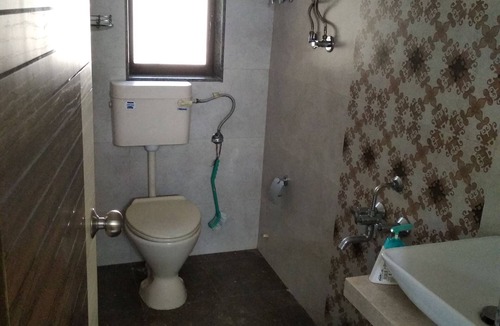 Vile Parle East Bed & Breakfast | Safe, Superior Homestay/BNB for Expat Females/Couple Near T II Mumbai Airport.