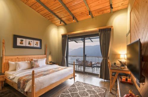 Amritpur Villa | SaffronStays Aruunoday - 4BR with Theatre, Deck & Bonfire