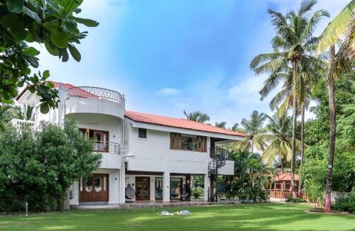 Kihim Villa | SaffronStays Euphoria Shores - 6BR villa with bar counter, pool & lawns 400m from Kihim Beach in Alibaug