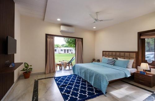 Kihim Villa | SaffronStays Euphoria Shores - 6BR villa with bar counter, pool & lawns 400m from Kihim Beach in Alibaug