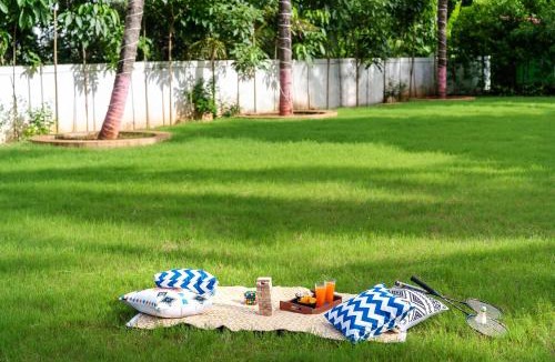 Kihim Villa | SaffronStays Euphoria Shores - 6BR villa with bar counter, pool & lawns 400m from Kihim Beach in Alibaug