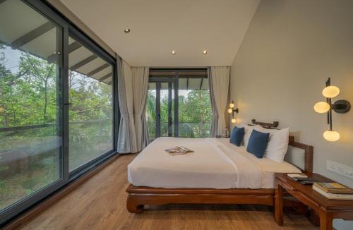 Mahabaleshwar Villa | SaffronStays The Glass Grove - Romantic 1BR Glasshouse Retreat with Jacuzzi & Hill Views