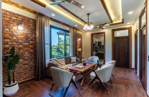 Bigha Villa | SaffronStays Tikrola Retreat, 2BR Stay with Mountain Views