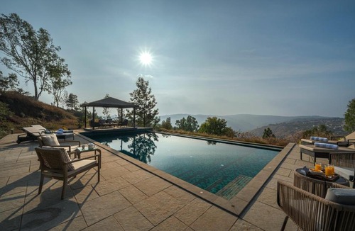 Medha Villa | SaffronStays Whistling Thrush - 6BR luxury villa with infinity pool, gym, sauna & 13-acre estate near Table Land