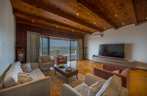 Medha Villa | SaffronStays Whistling Thrush - 6BR luxury villa with infinity pool, gym, sauna & 13-acre estate near Table Land
