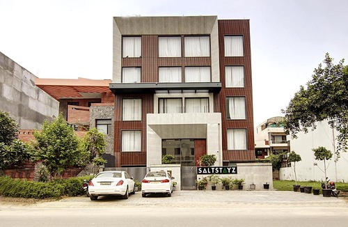 DLF Phase 3 Hotel | Saltstayz Premier - Cyber Hub