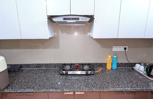 New Delhi Apartment | Sapphire ~ Luxurious 3 BHK Near Lake & Golf Course , Free Wifi, Parking, Kitchen