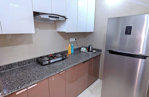 New Delhi Apartment | Sapphire ~ Luxurious 3 BHK Near Lake & Golf Course , Free Wifi, Parking, Kitchen