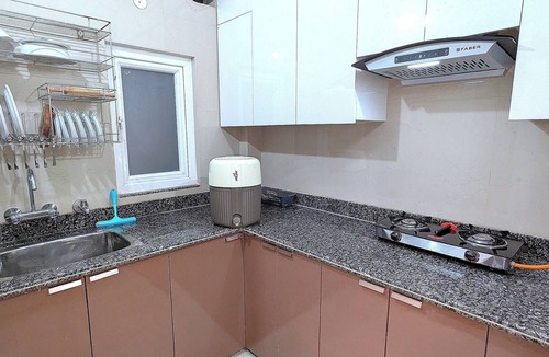 New Delhi Apartment | Sapphire ~ Luxurious 3 BHK Near Lake & Golf Course , Free Wifi, Parking, Kitchen