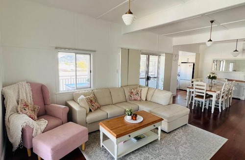 Stanthorpe House | Savina Cottage