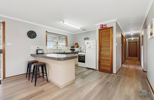 Lancelin House | Sea Breeze A cosy 4/1 holiday home, just 300m from Lancelin Back Beach