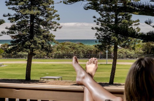 Semaphore House | SEA FRONT GRANDEUR - Beachfront, very close to shops &restaurants.