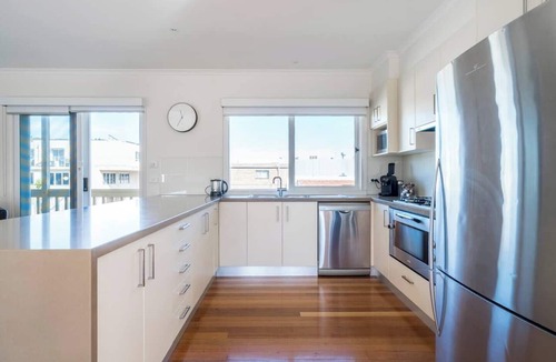 Dromana House | Sea Quinn Escape Steps to Dromana Beach and Dining