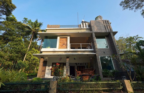 Irinjalakuda House | "serene Stream: 5-bed Luxury Haven Near Athirappilly"