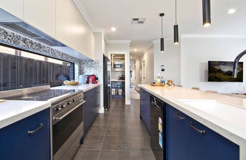 Mannering Park House | Serenity Place - Relax, Unwind & Explore at Serenity Place