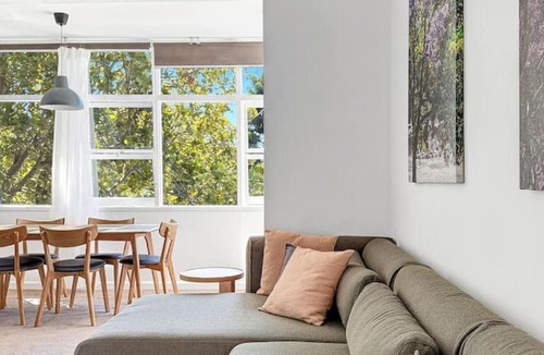 North Sydney Apartment | Serviced Luxury Condo, Parkside, moments to metro with parking
