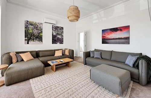 North Sydney Apartment | Serviced Luxury Condo, Parkside, moments to metro with parking