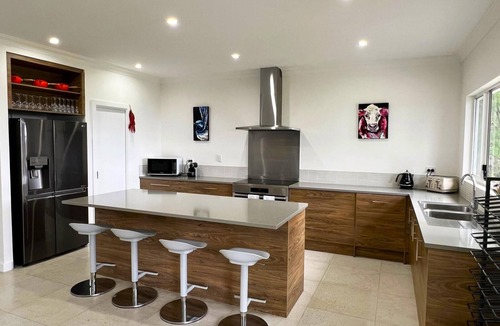 Shadforth House | Shadforth Rise: Inlet views, 4BR, 4 min to town