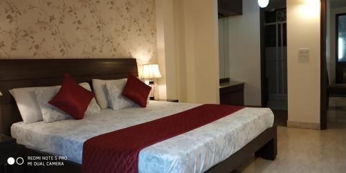 Green Park Apartment | Short Stay Luxury separate 3BHK in green park near metro with lift MINIMUM 3 NIGHTS