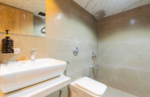 Kurla Apartment | Signature Suite Elegant 3-Bedroom Suites/w Modern Amenity & Prime Connectivity.