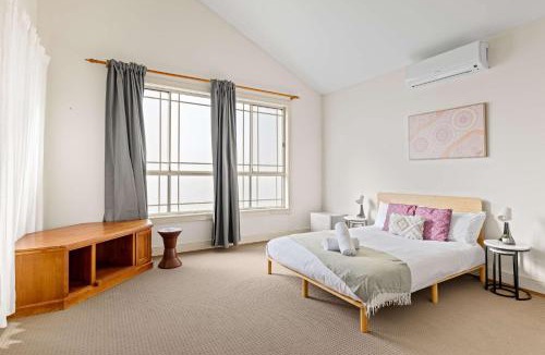 Bexley House | Simple No-Frills Double Room with Ensuite Bathroom & Air Conditioning in Bexley