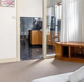 Bexley House | Simple No-Frills Double Room with Ensuite Bathroom & Air Conditioning in Bexley