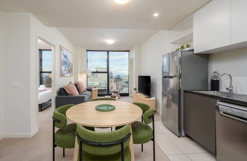 Melbourne Central Business District Apartment | Skyscraper CBD Apartment with Pool, Gym & Parking!