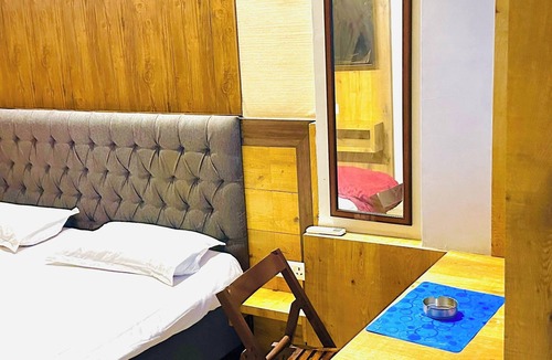 Jaipur Hotel | Smart Stay - TV w/8+ OTTs, Rain Shower, Wi-Fi- Entire place