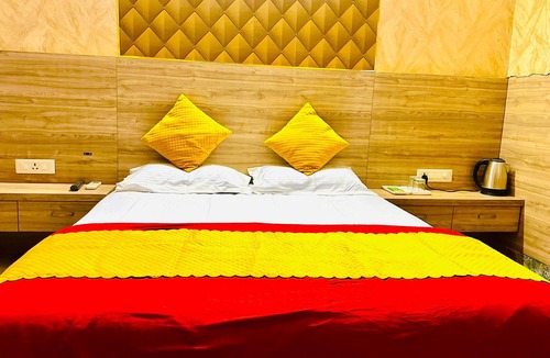 Jaipur Hotel | Smart Stay - TV w/8+ OTTs, Rain Shower, Wi-Fi- Entire place