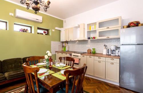 Old Town House | Solis M - Cosy Old Town Home with AC near the Beach and Harbour Private Entrance