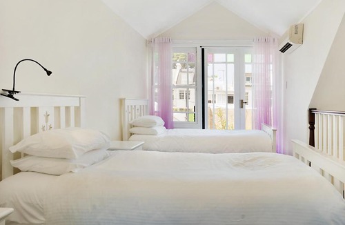 Paddington Apartment | Sophisticated renovated terrace in fashion hub