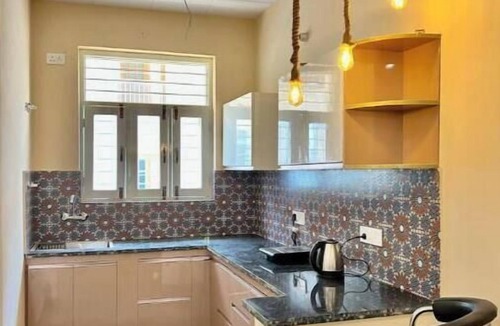 Bullawala Apartment | Spacious 2 BHK Pvt Parking, WiFi, Couch, Kitchen