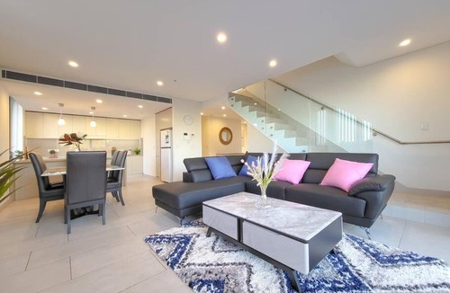 Kogarah Apartment | Spacious 3-Bed Penthouse with Perfect View
