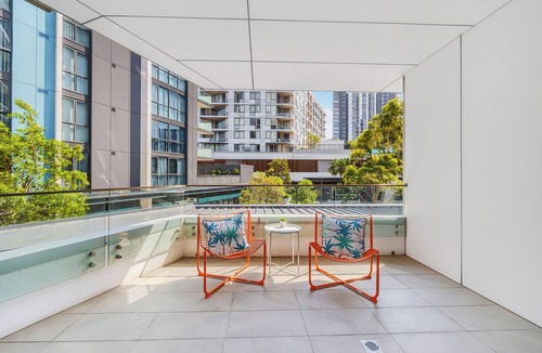 Wolli Creek Apartment | Spacious 3BR Apartment | 2 Parking | Pool & Gym | Near Airport & CBD
