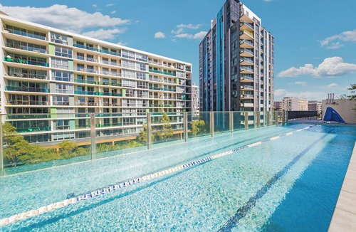 Wolli Creek Apartment | Spacious 3BR Apartment | 2 Parking | Pool & Gym | Near Airport & CBD