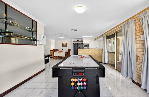 Dudley Park Apartment | Spacious 4-Bed House with Private Garage
