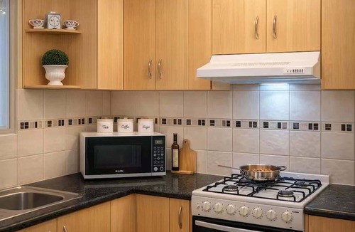 Footscray House | Spacious 4-Bed Retreat in Vibrant Footscray