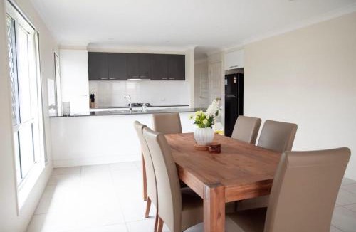 Springfield Lakes House | Spacious 4 bedrooms house in Springfield lakes