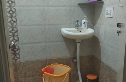 Bengaluru Apartment | Spacious 4-bedroom Backpackers Hostel in enchanting Bengaluru with WiFi.