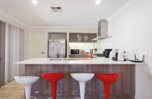 Bassendean House | Spacious 4-bedroom house with WiFi, AC in marvelous Bassendean.