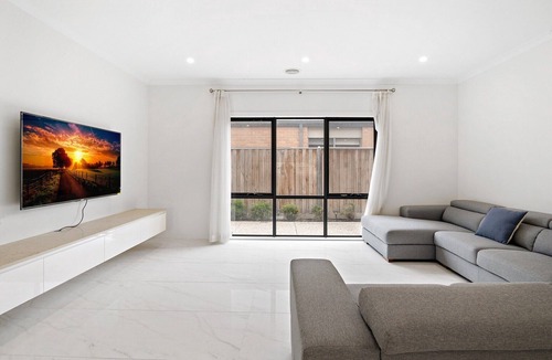 Point Cook Apartment | Spacious 5-Bed Home in Peaceful Point Cook