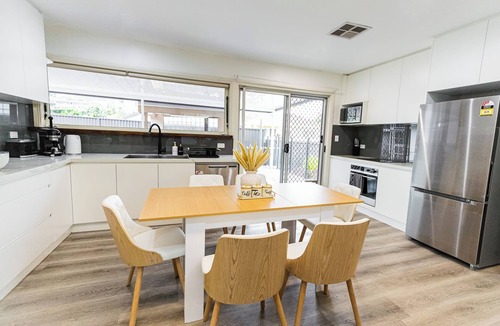 Miranda House | Spacious 5-bedroom house stay up to 12 in Miranda with AC, gym,sauna & spa pool.