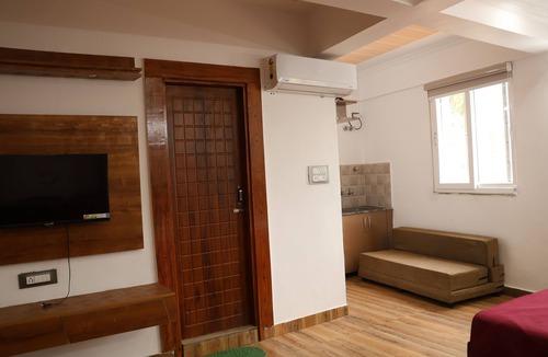Bullawala Apartment | Spacious 6-bedroom apartment with WiFi, AC in Sahastradhara Helipad, Dehradun