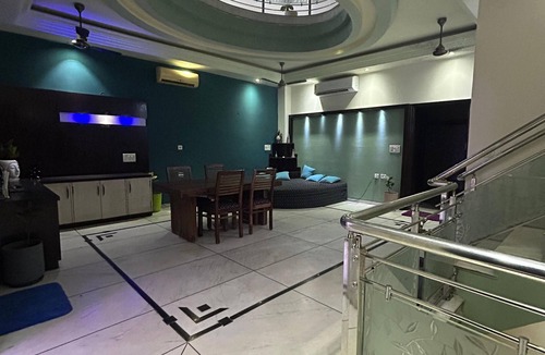 Jaipur Apartment | Spacious 6-bedroom apartment in gorgeous Jaipur with AC, WiFi