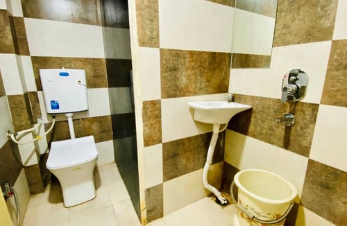 Ujjain House | Spacious 6-bedroom building in vibrant Ujjain with AC