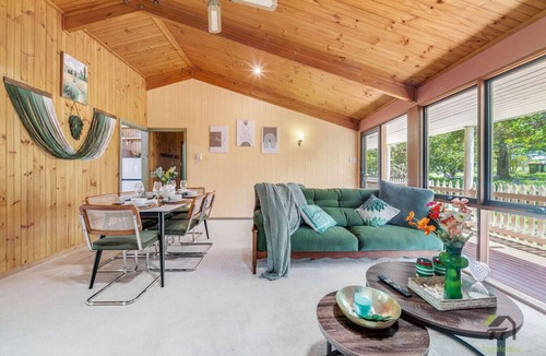 Kurrajong House | Spacious 6BR Estate with Movie Theater & Climate Control — Fits 16