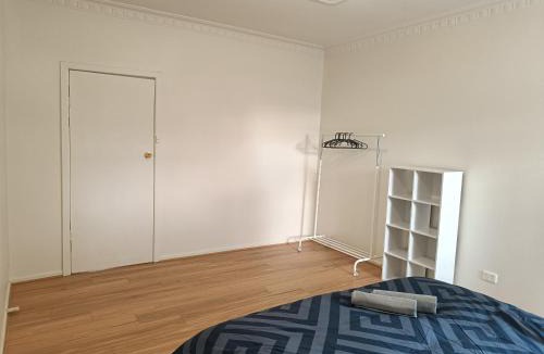 St. Albans House | Spacious and Comfortable Queen Room - Train Station - SA4