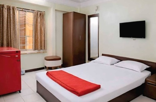 Indore Hotel | Spacious and comfortable Deluxe Double Room with a cozy bed and private bathroom