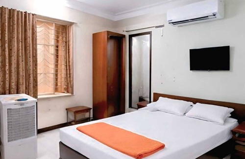 Indore Hotel | Spacious and comfortable Deluxe Double Room with a cozy bed and private bathroom